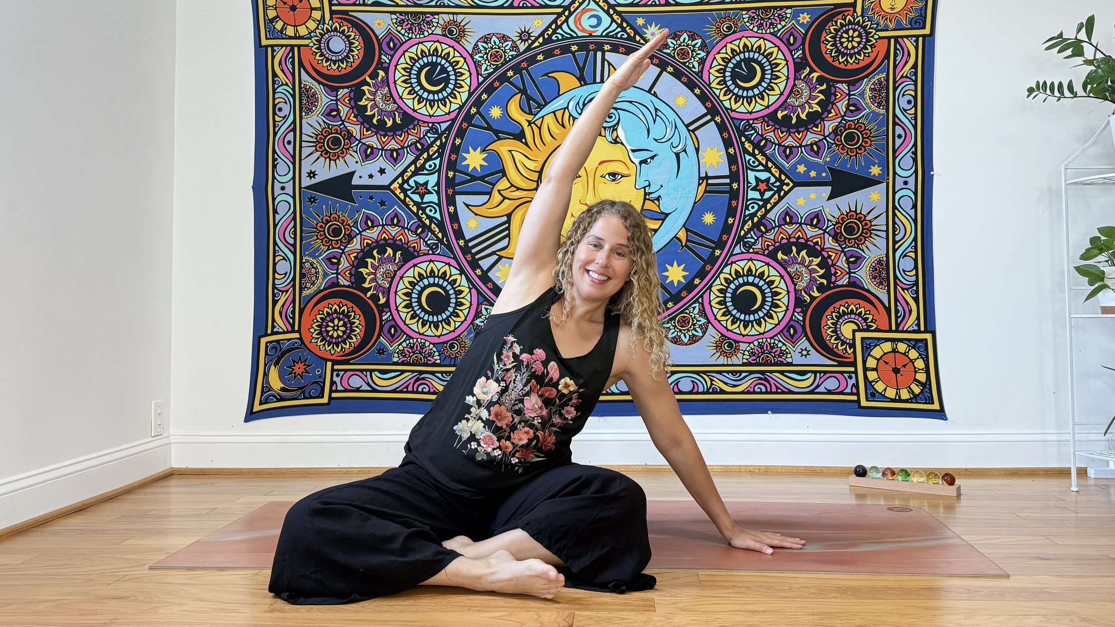 Albita practicando yoga suave para la columna vertebral - flexión sentada, clase de yoga mujeres 40+