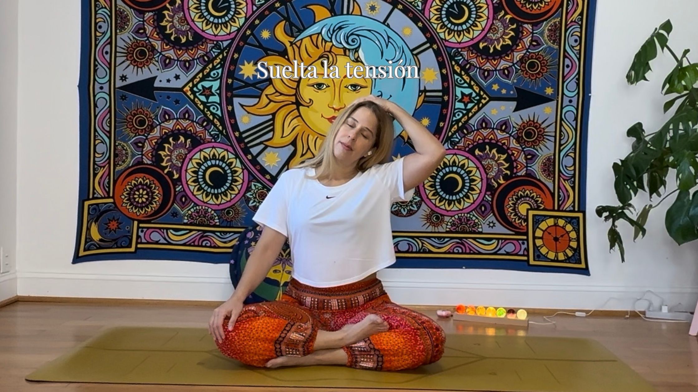 Albita practicando yoga para cuello y hombros para aliviar la tensión