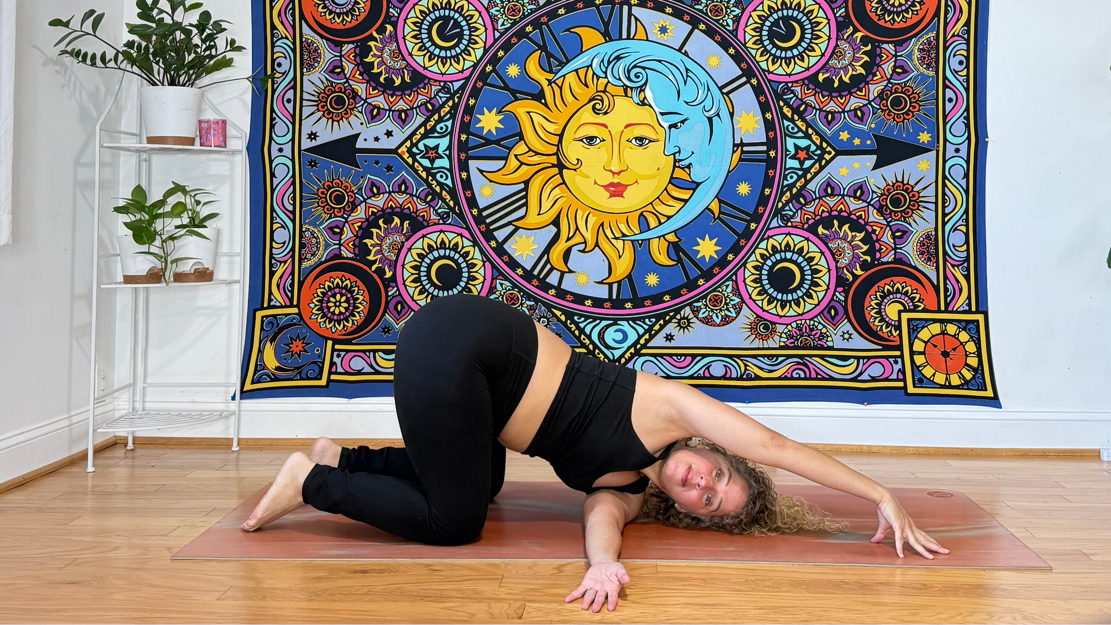 yoga para la rigidez despues de los 40 - Thread the needle